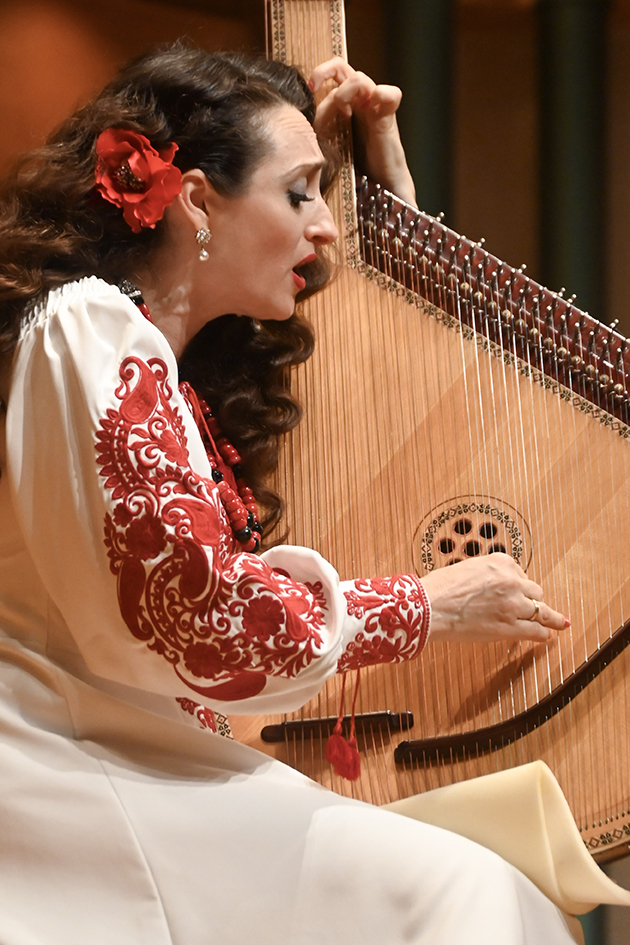 Oksana Stepaniuk playing the bandura